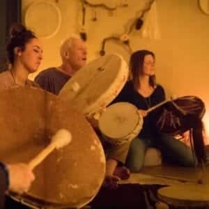 Drumcirkel is het bespelen van een sjamaandrum