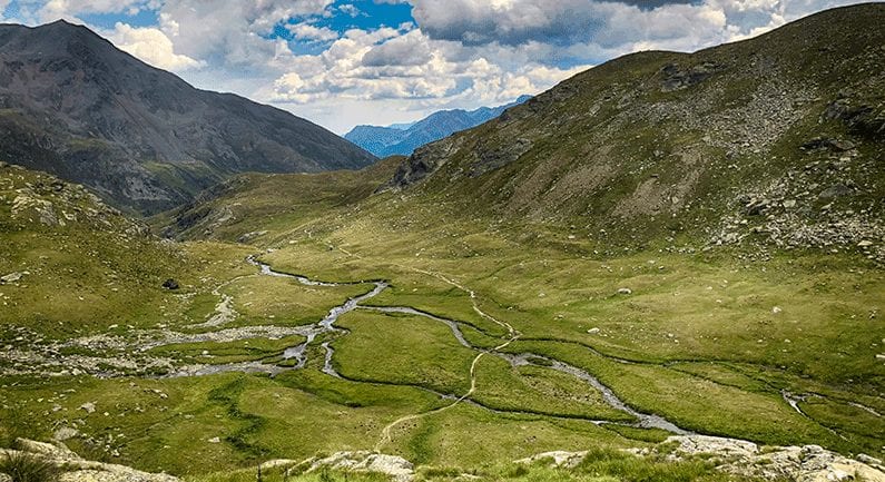 de rivier gaat daar waar hij het minste weerstand ondervind